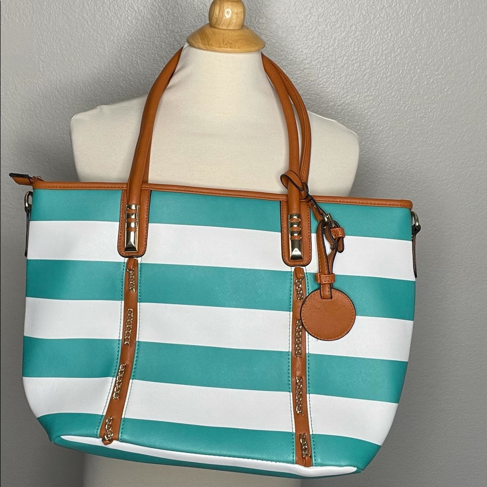 Medium sized tote shoulder bag
